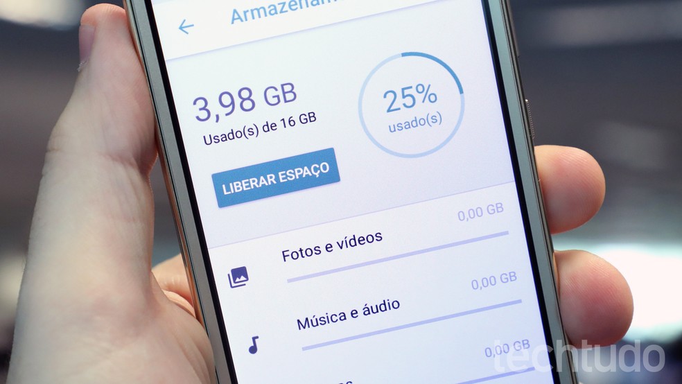Moto E5 Play: smartphone sai de fábrica com 12 GB livres (Foto: Bruno De Blasi/TechTudo)