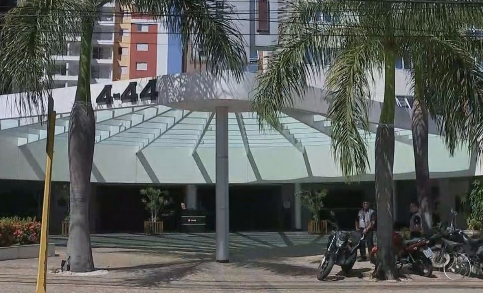Buscas foram feitas na sede de uma das empresas em um prédio na zona sul de Bauru (Foto: TV TEM / Reprodução )