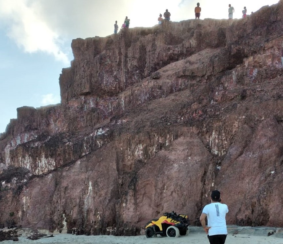 Quadriciclo caiu de cima de falésia na praia de Pipa, no RN — Foto: Cedida