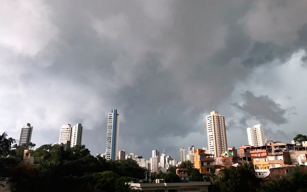 Resultado de imagem para Fortes chuvas causam 62 ocorrÃªncias em Salvador