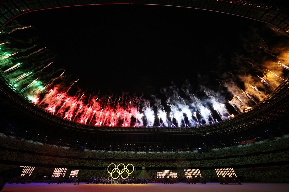 Fogos de artifício são lançados durante a cerimônia de abertura dos Jogos Olímpicos de Tóquio, no Japão — Foto: Stefan Wermuth/Reuters