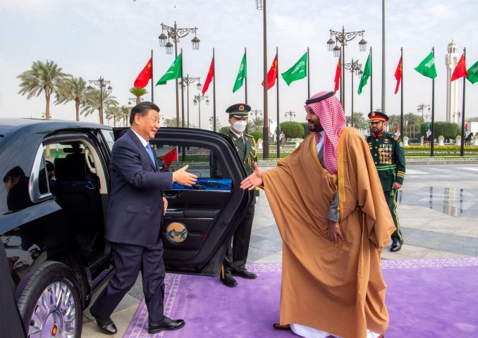 o príncipe herdeiro saudita Mohammed bin Salman, em Riad, cumprimenta o presidente da China, Xi Jinping — Foto: BANDAR AL-JALOUD / Palácio Real Saudita / AFP