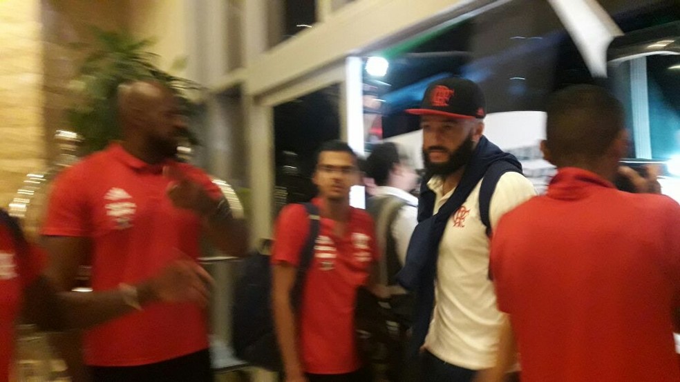 Alex Muralha na chegada ao hotel (Foto: Bruno GIufrida)