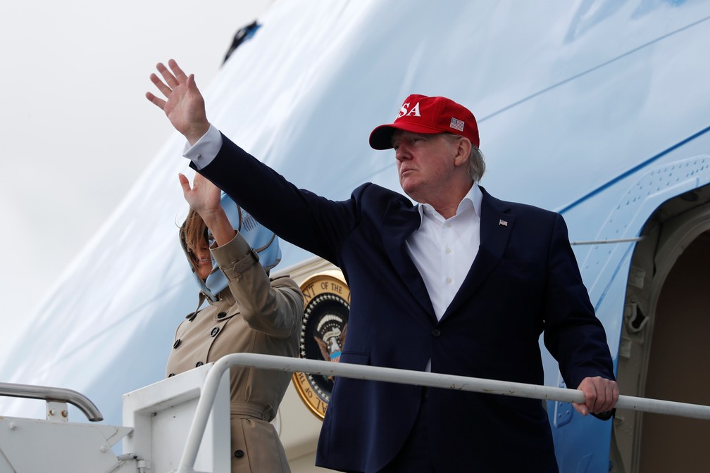 Melania e Donald Trump embarcam no Air Force One rumo a Washington apÃ³s visita Ã  Europa â?? Foto: Carlos Barria/Reuters