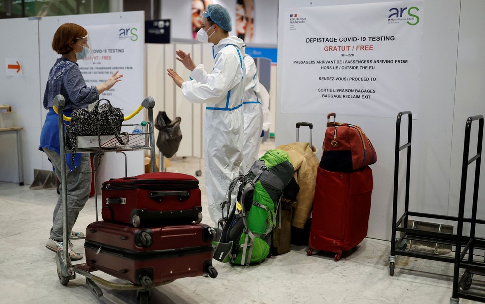 Viajantes passam por teste para coronavírus ao chegarem no aeroporto Charles de Gaulle, em Paris — Foto: Reuters/Christian Hartmann