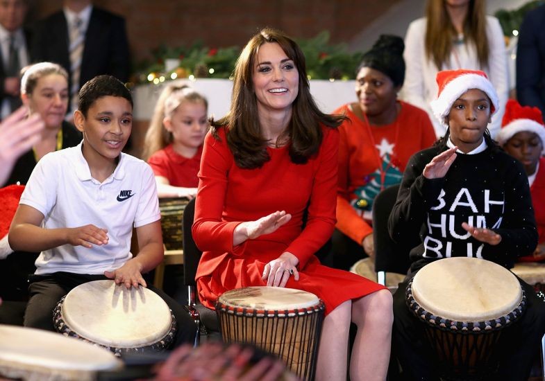 Kate Middleton toca percussão com crianças em evento natalino em dezembro de 2015 (Foto: Getty Images)
