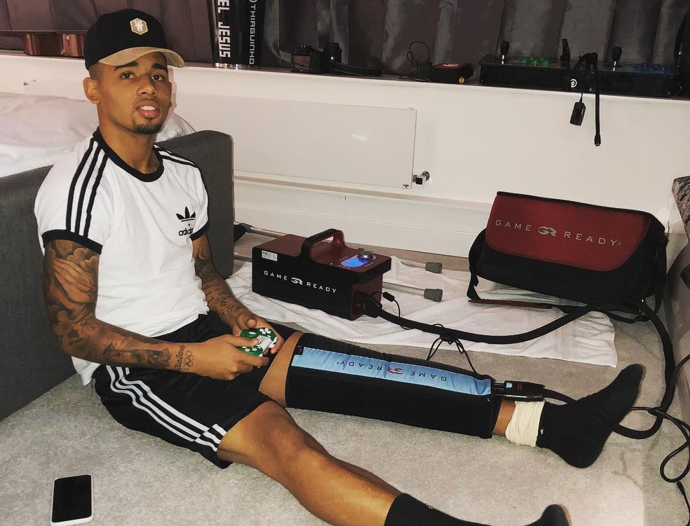 Gabriel Jesus tem usado uma máquina para para ajudar na recuperação da lesão no joelho (Foto: Reprodução / Instagram)