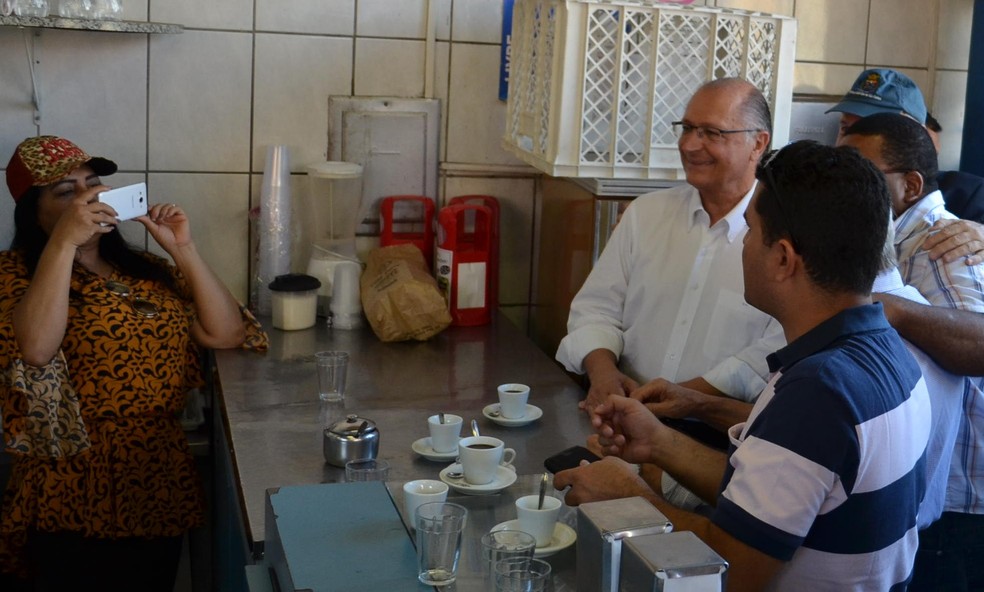 Alckmin tomou café em padaria da cidade após discussão (Foto: Ana Marin/G1)