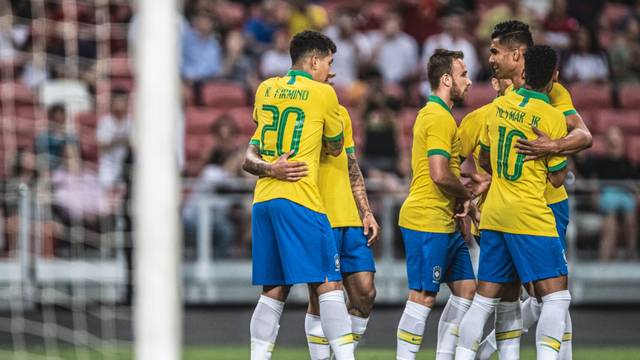 Jogadores do Brasil comemoram gol de Firmino sobre Senegal