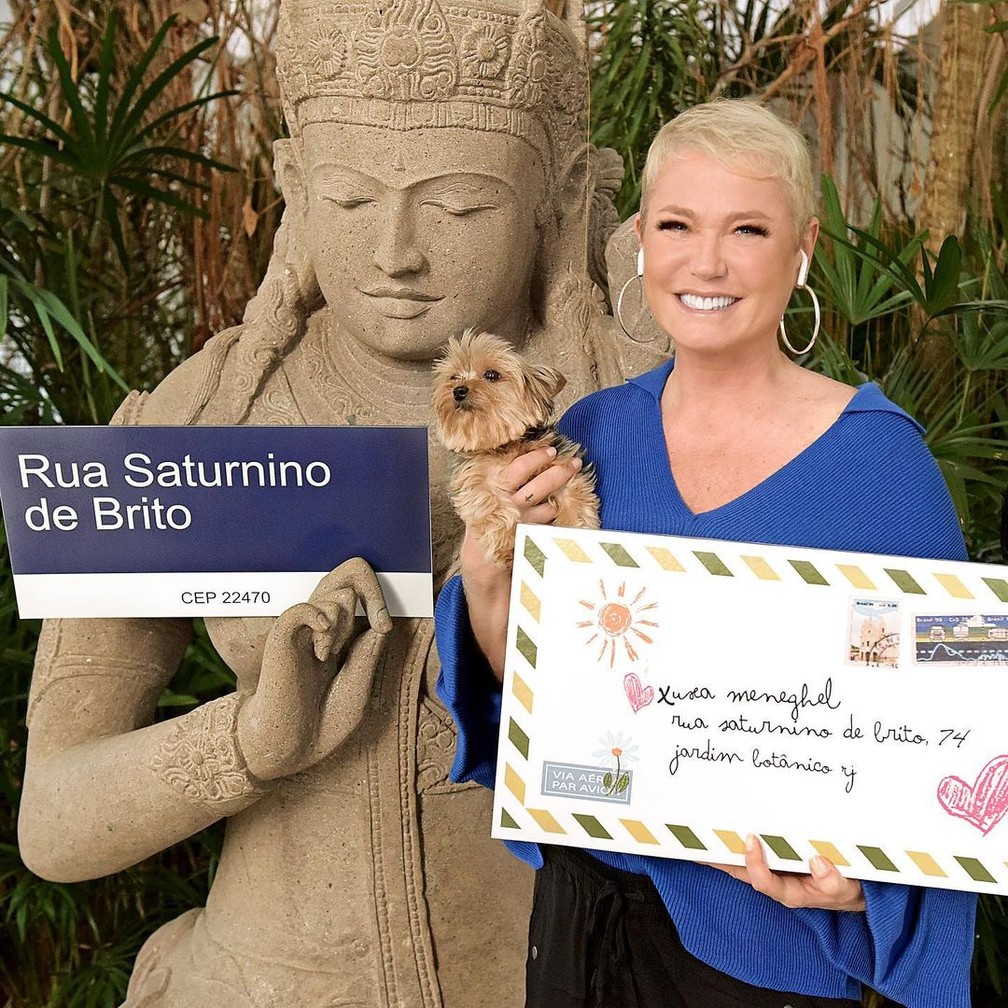 Xuxa mostra placa com endereço para o qual cartas eram enviadas na época do programa "Xou da Xuxa" — Foto: Reprodução/Instagram