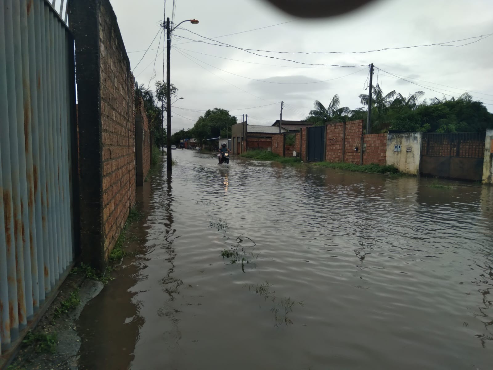Fortes chuvas alagam ruas em bairros na zona Oeste de Boa Vista