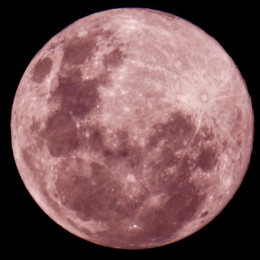 Fotógrafa percorreu vários endereços para fazer fotos da "Super Lua Rosa" em MS — Foto: Marithê Do Céu/Arquivo Pessoal