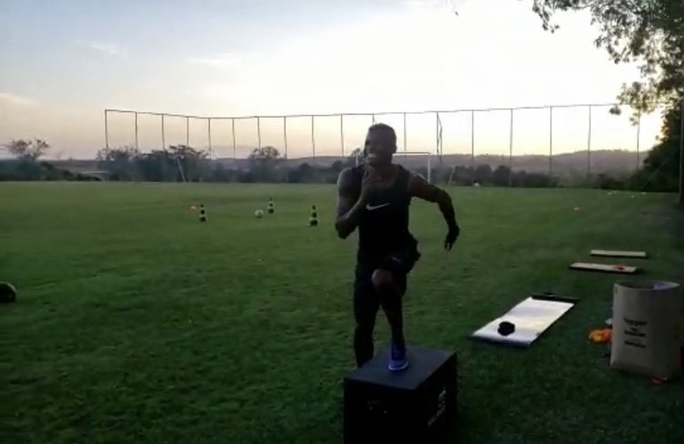 Orejuela treina durante as férias — Foto: Reprodução