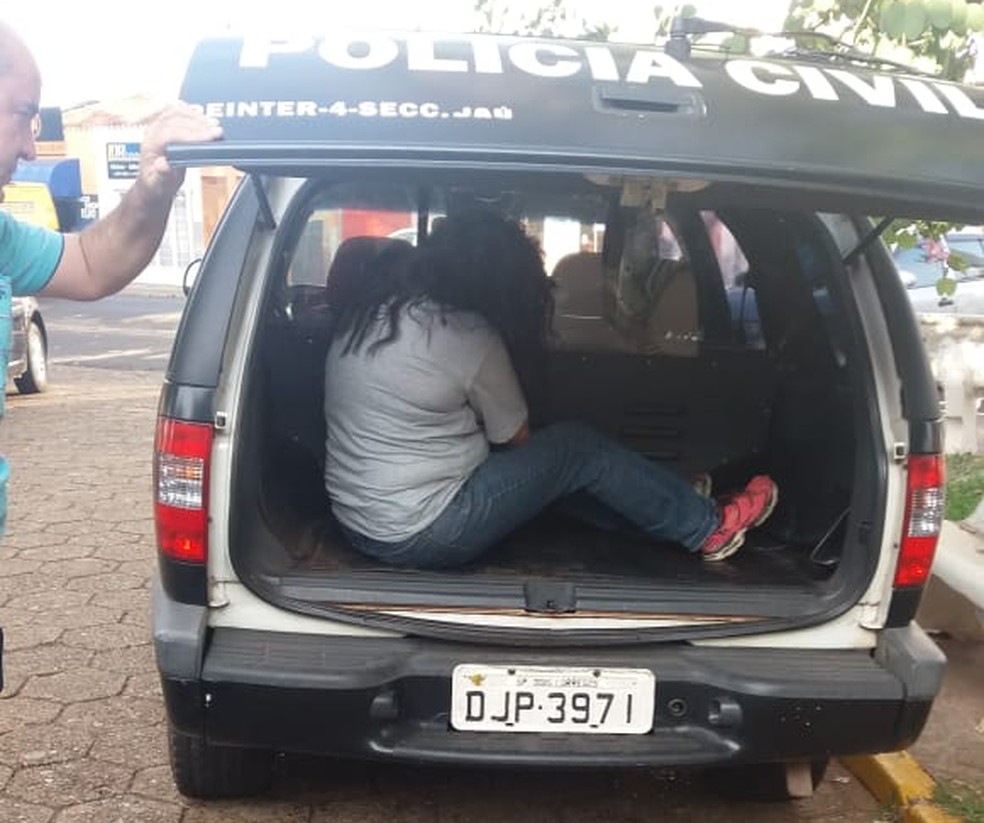 Mulher foi presa e encaminhada para a cadeia de PirajuÃ­ (Foto: PolÃ­cia Civil/ DivulgaÃ§Ã£o )