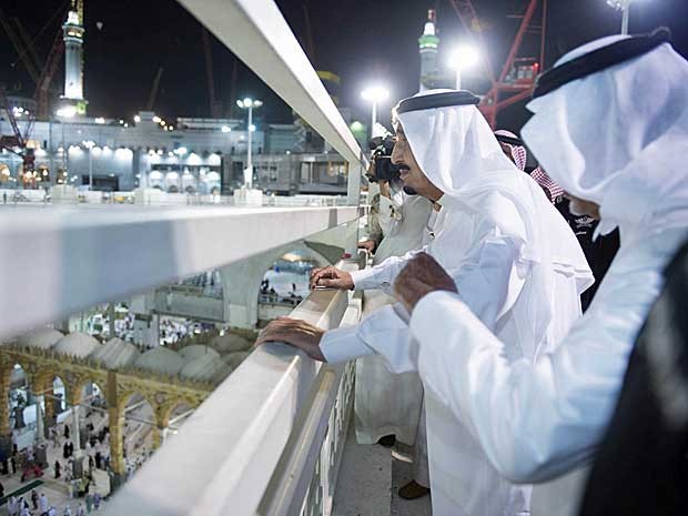 O rei saudita Salman bin Abdulaziz visita à Grande Mesquita após queda de guindaste e morte de 107 pessoas (Foto: Bandar al-Jaloud / Saudi Royal Court / via Reuters)