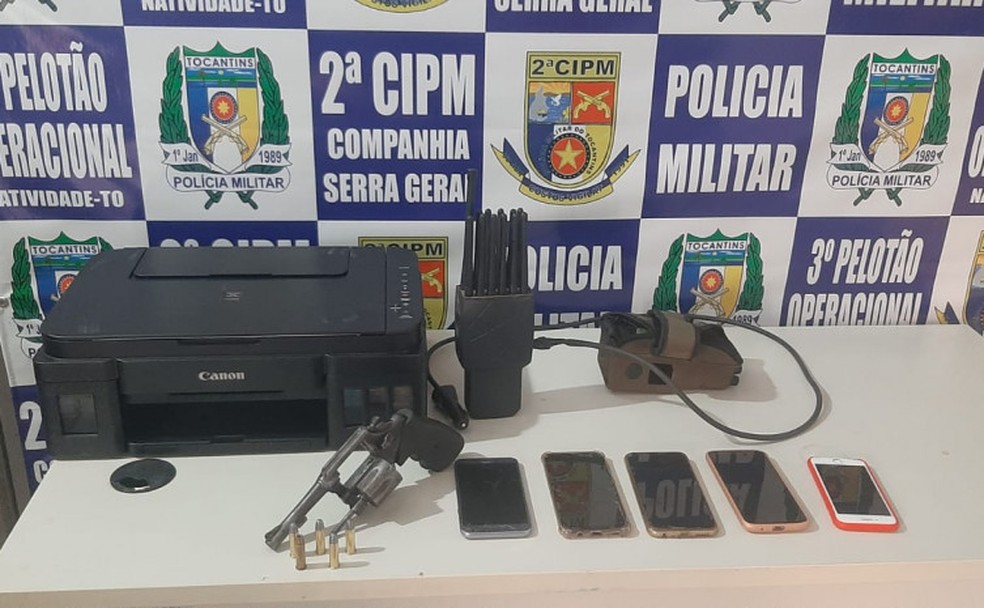 Arma de fogo e celulares roubados foram encontrados com o suspeito — Foto: Divulgação/Polícia Militar 