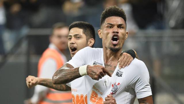JÃºnior Urso comemora o gol da virada do Corinthians