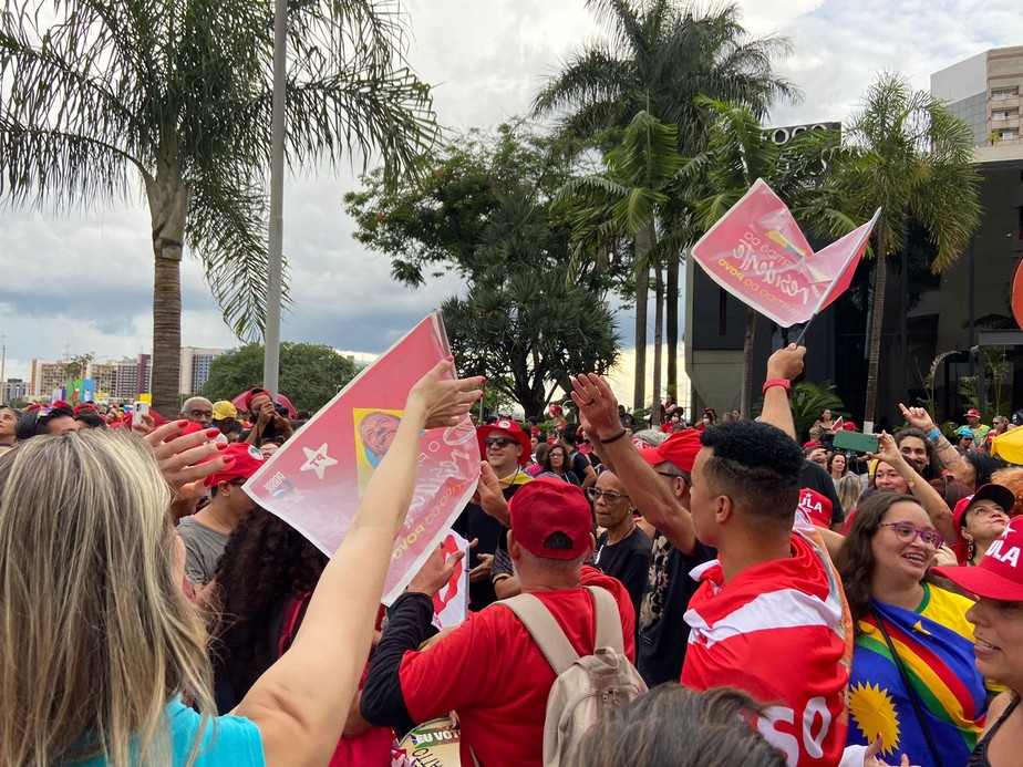 Cerca de 450 apoiadores se reúnem em frente ao hotel de Lula, estima PMDF