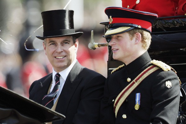 Os príncipes Andrew e Harry em evento da Família Real Britânica em junho de 2006 (Foto: Getty Images)