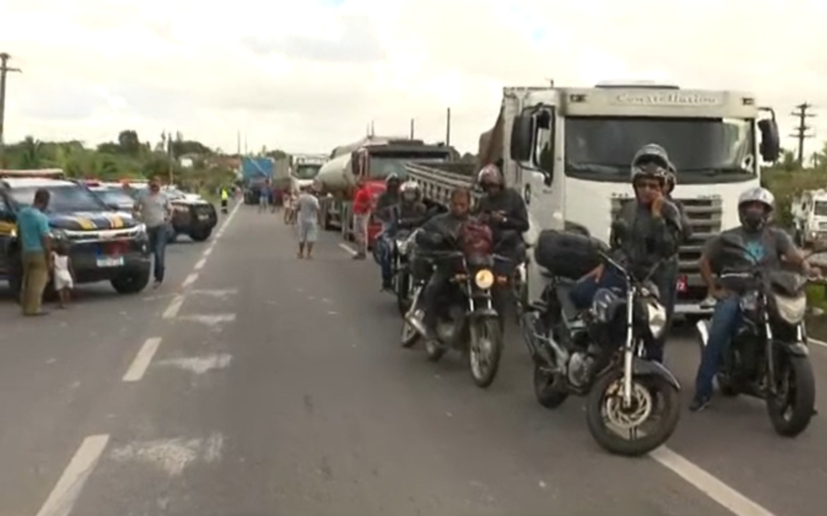 Moradores bloqueiam trecho da BR-324 em mais um protesto por construção de retorno na rodovia