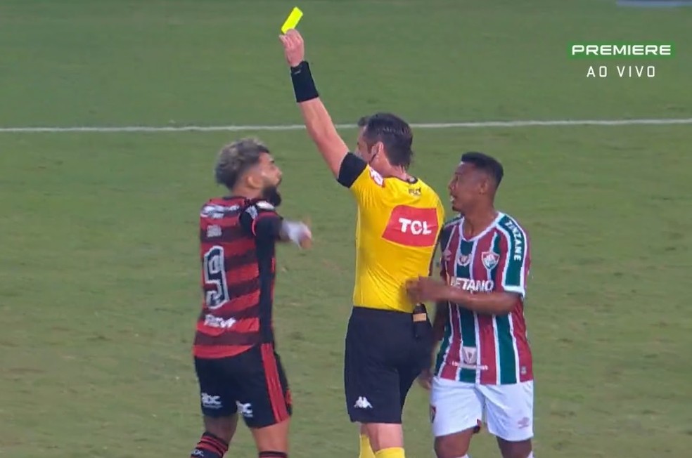 Cartão amarelo para Gabigol, em Fluminense x Flamengo, pelo Campeonato Brasileiro — Foto: Reprodução: Premiere