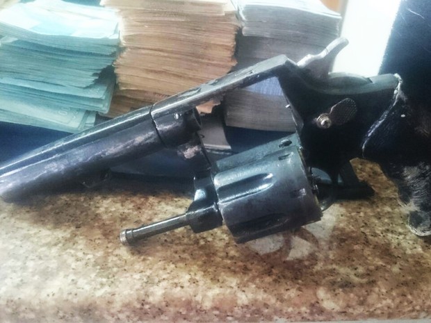 Grupo estava armado com revólver e rendeu funcionários (Foto: Divulgação/Polícia Militar)