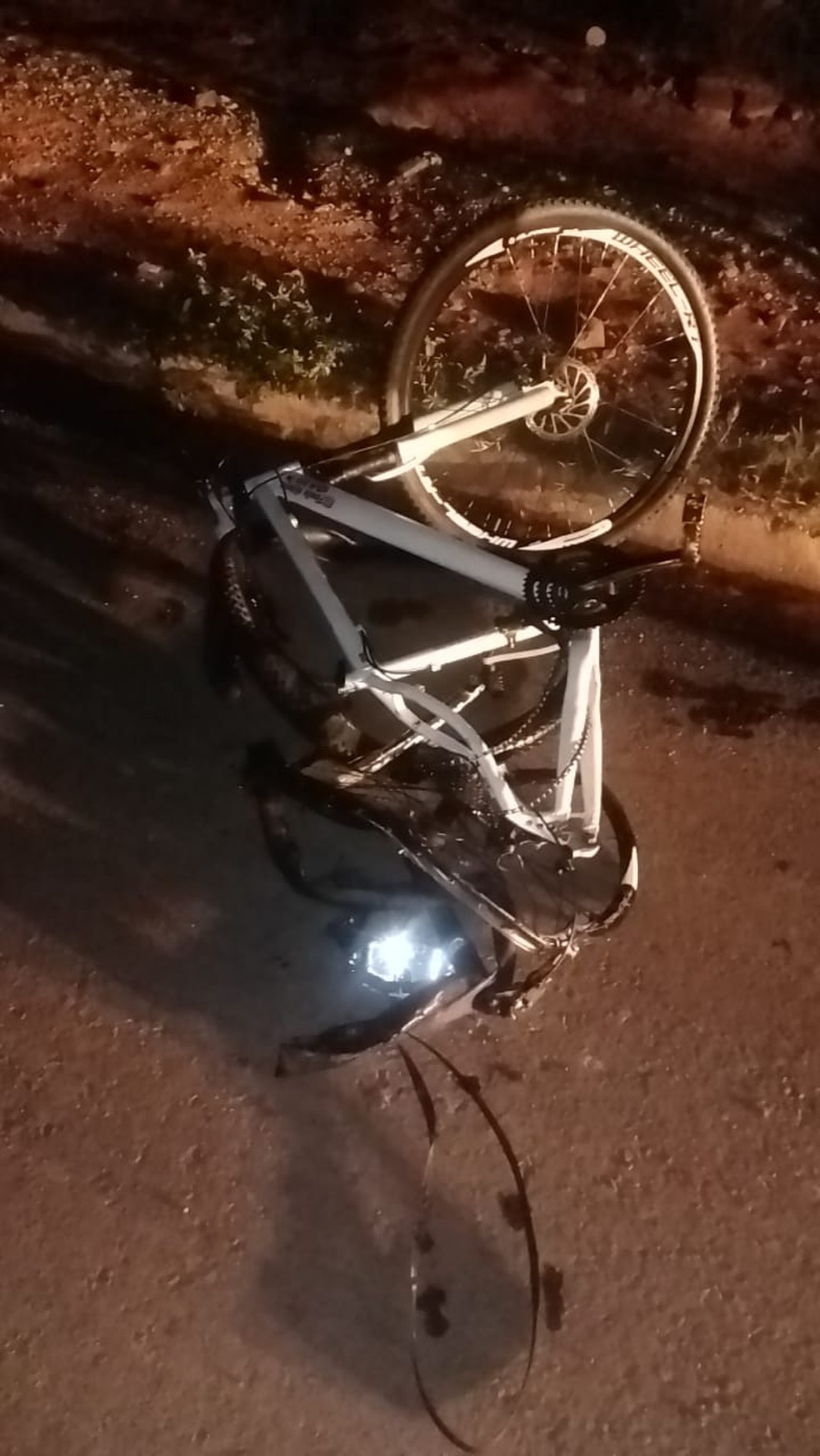 Bicicleta foi atingida por trás — Foto: Reprodução/Redes Sociais