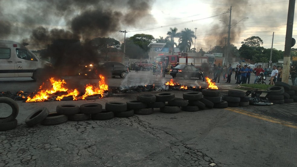 Manifestantes colocam fogo em pneus na saída de Varginha para Três Corações — Foto: Polícia Militar Rodoviária