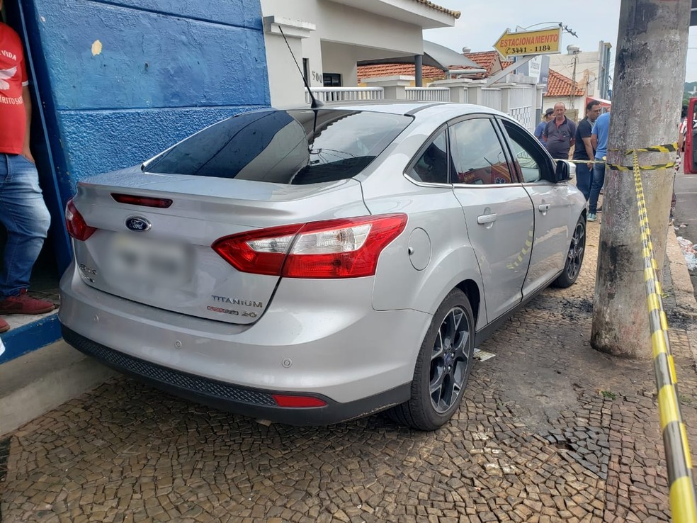 Motorista perdeu o controle e carro chegou a subir na calçada em Tupã — Foto: Arquivo pessoal/João Trentini