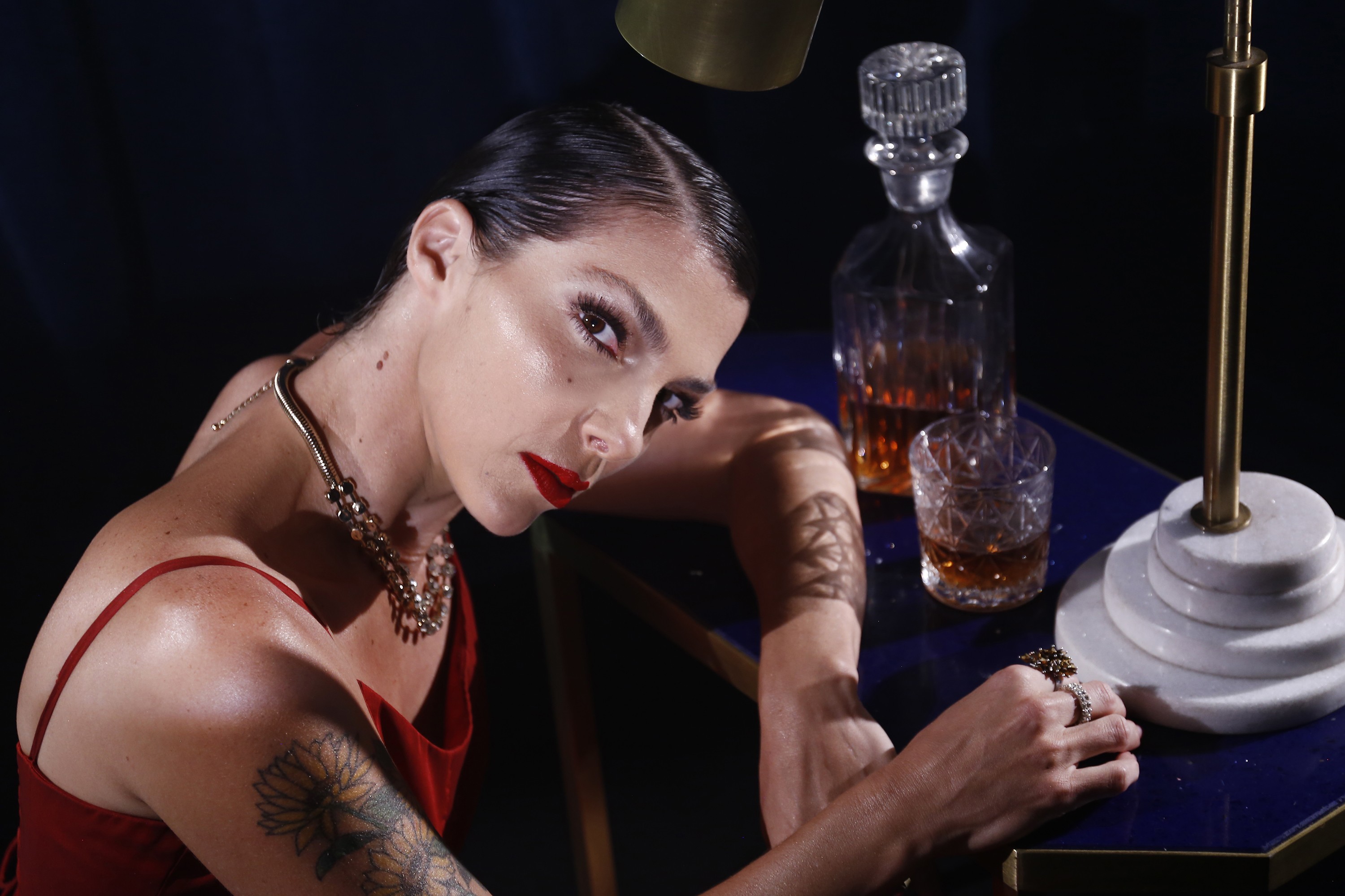 Bárbara Eugênia morde a maçã com gosto em disco em que refina pérolas do cancioneiro popular 
