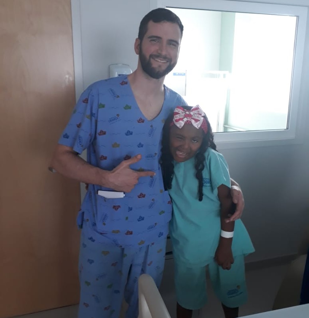 Duci Maria brinca com o neurocirurgião que deu alta para a menina no Hospital da Criança de Brasília — Foto: Pedro de Carvalho/ Arquivo pessoal