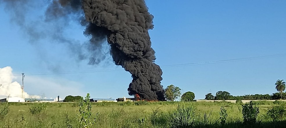 Incêndio atinge fábrica em Mogi Mirim — Foto: Luiz Fecci / Arquivo Pessoal