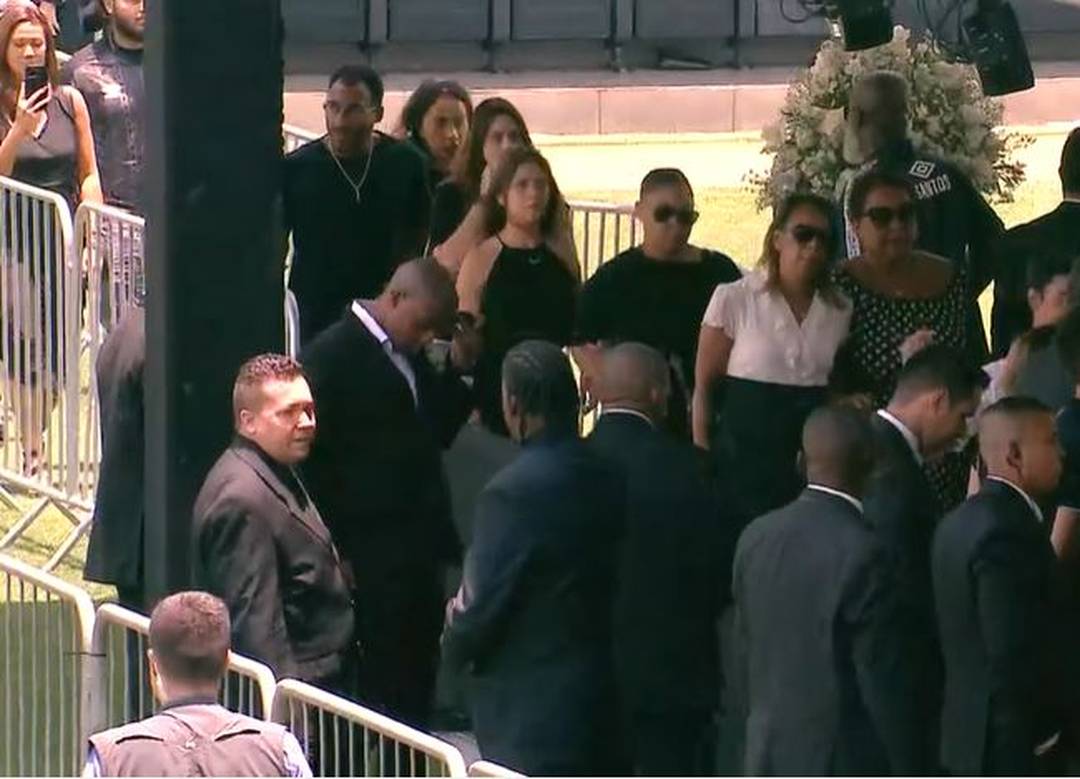 Filhos chegam ao velório de Pelé, em Santos