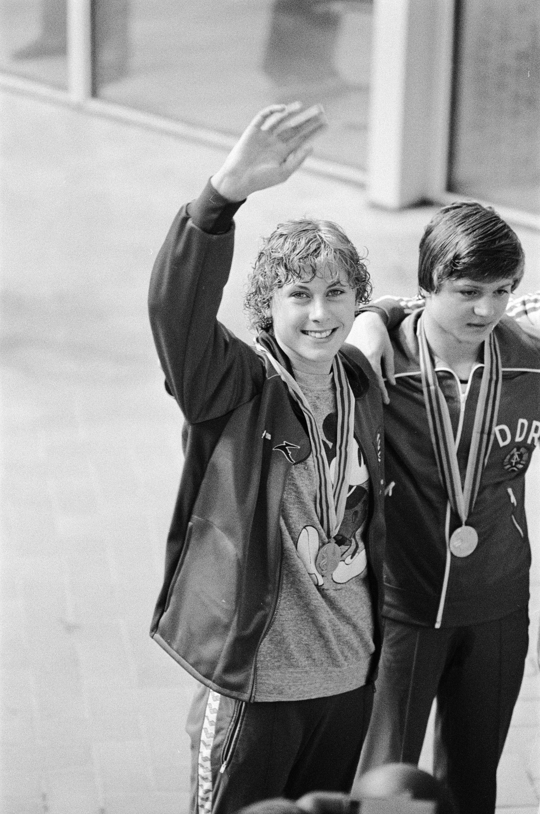 Sharron Davies com sua medalha de prata conquistada nos Jogos Olímpicos de Moscou, em 1980 (Foto: Getty Images)