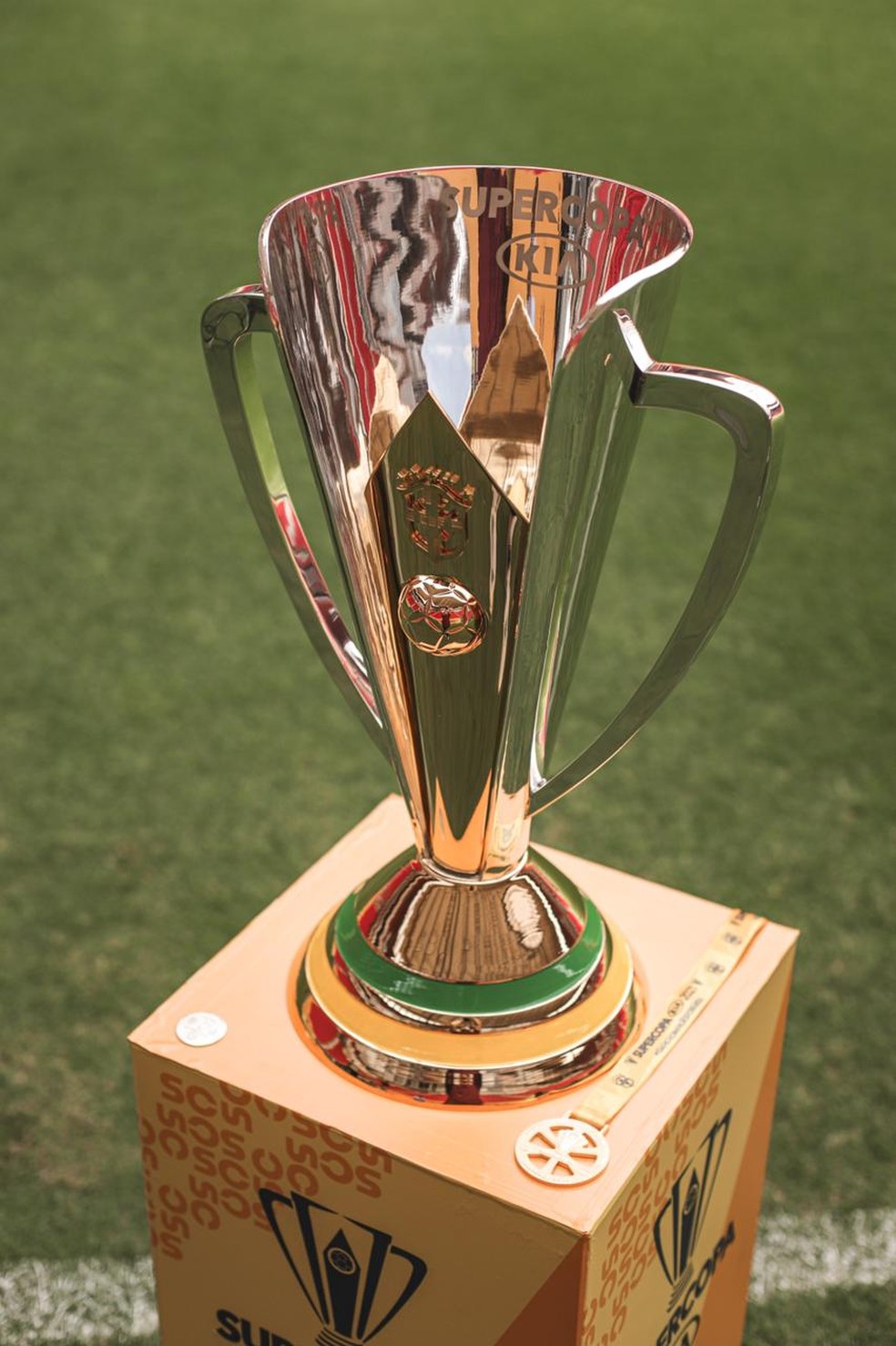 Taça da Supercopa no Mané Garrincha — Foto: Ricardo Ribeiro