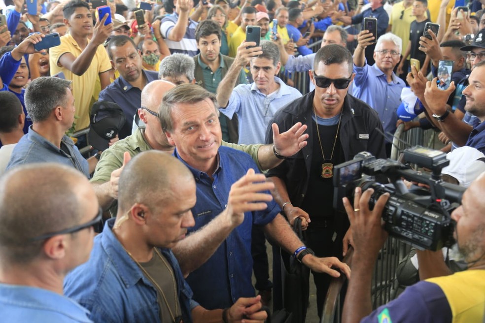 Presidente Jair Bolsonaro cumprimenta apoiadores durante agenda oficial em Maceió — Foto: Ailton Cruz