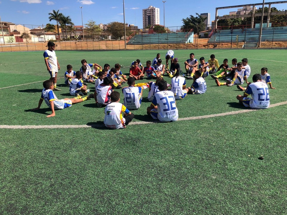 Aulas de futebol oferecidas por meio do projeto “Craque na Bola fica na Escola” — Foto: Divulgação