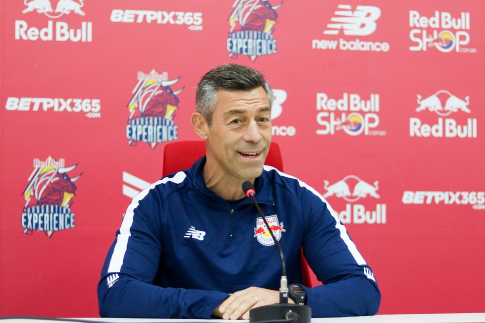 Técnico Pedro Caixinha, do Bragantino, durante coletiva de imprensa — Foto: Danilo Sardinha/ge