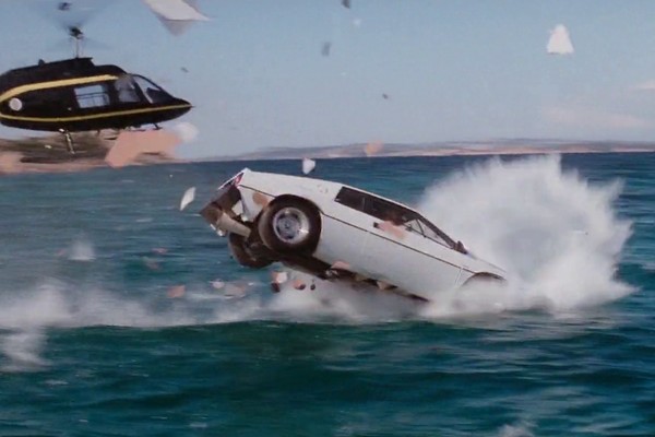 O carro capaz de virar submarino pilotado por Roger Moore em 007 - O Espião que Me Amava (1977) (Foto: Reprodução)