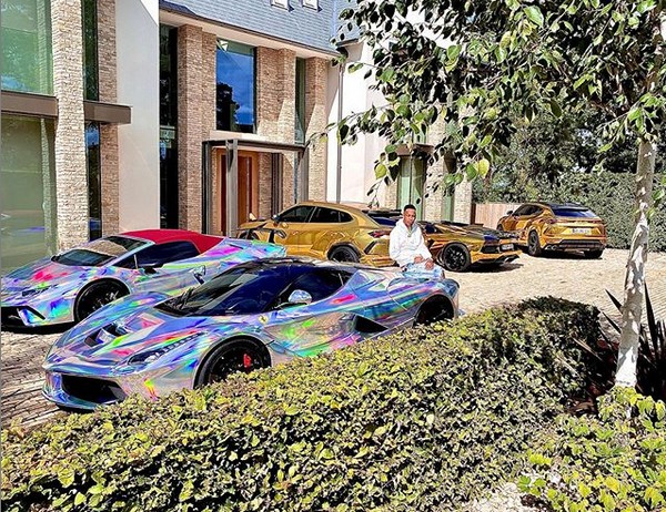 O jogador de futebol francês Aubameyang com alguns dos carros de sua coleção (Foto: Instagram)
