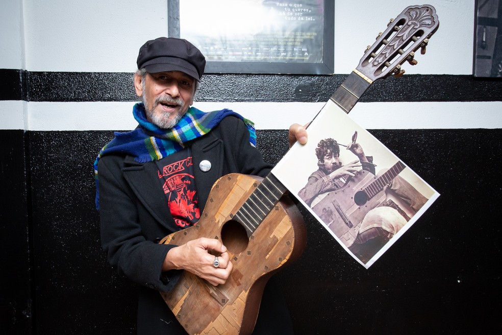 Sylvio Passos mostra primeiro violÃ£o que Raul Seixas ganhou na vida, em 1954, quando tinha 9 anos de idade â€” Foto: Celso Tavares/G1