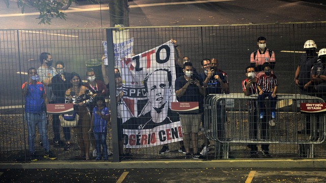 Torcedores do São Paulo aguardam Rogério Ceni no Morumbi