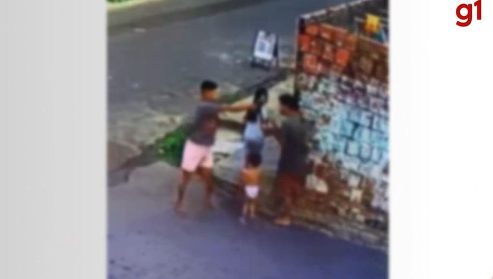 Jovem é assassinado a tiros na frente de duas crianças em Fortaleza. — Foto: Câmeras de segurança