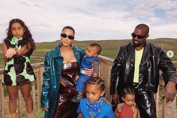 Kim Kardashian e Kanye West com os filhos (Foto: Instagram)