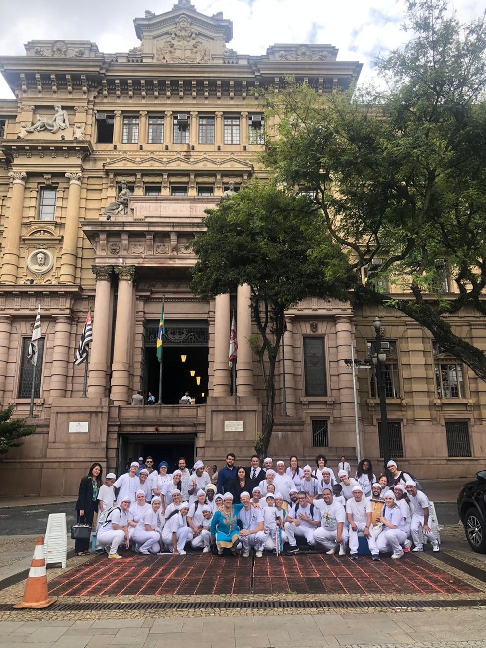 Frequentadores do terreiro de umbanda CEU Estrela Guia, na Saúde, fazem gira no Centro de SP nesta quinta-feira (6) — Foto: Arquivo pessoal/Divulgação