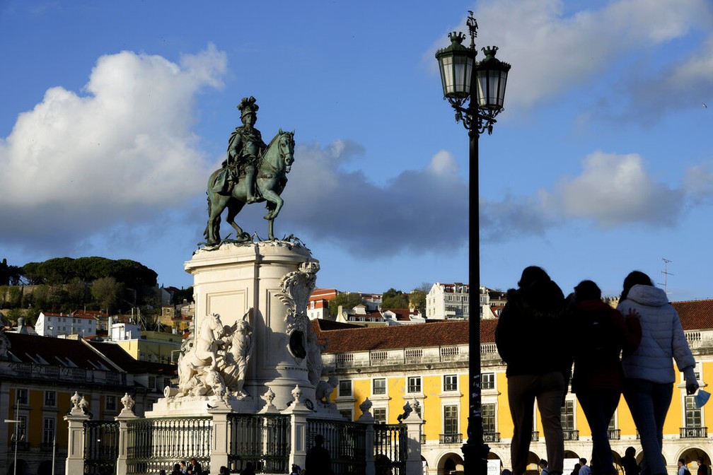 Pessoas caminham pela Praça do Comércio em Lisboa, Portugal, terça-feira, 12 de abril de 2022 — Foto: AP Photo/Armando Franca