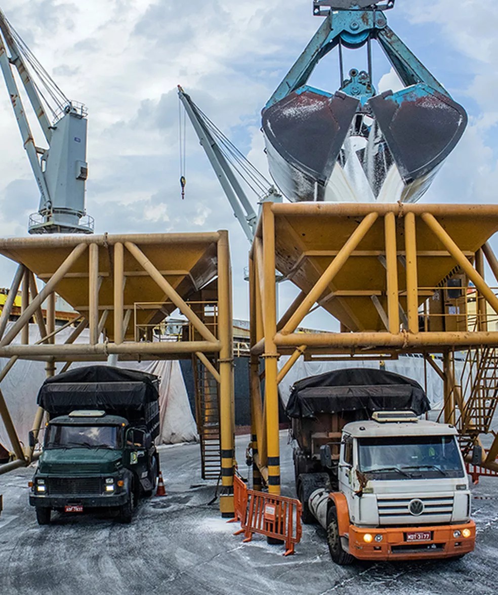 Fertilizer handling at Paranagua port — Foto: Divulgação