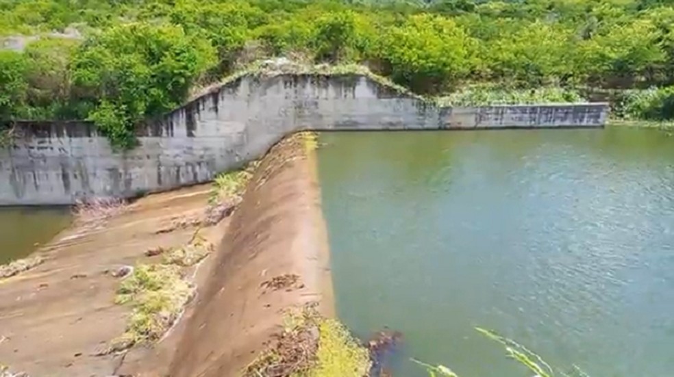 O reservatório tem volume total de 4,2 milhões de m³ e abastece a sede do município de Itapajé. — Foto: Reprodução/TV Verdes Mares