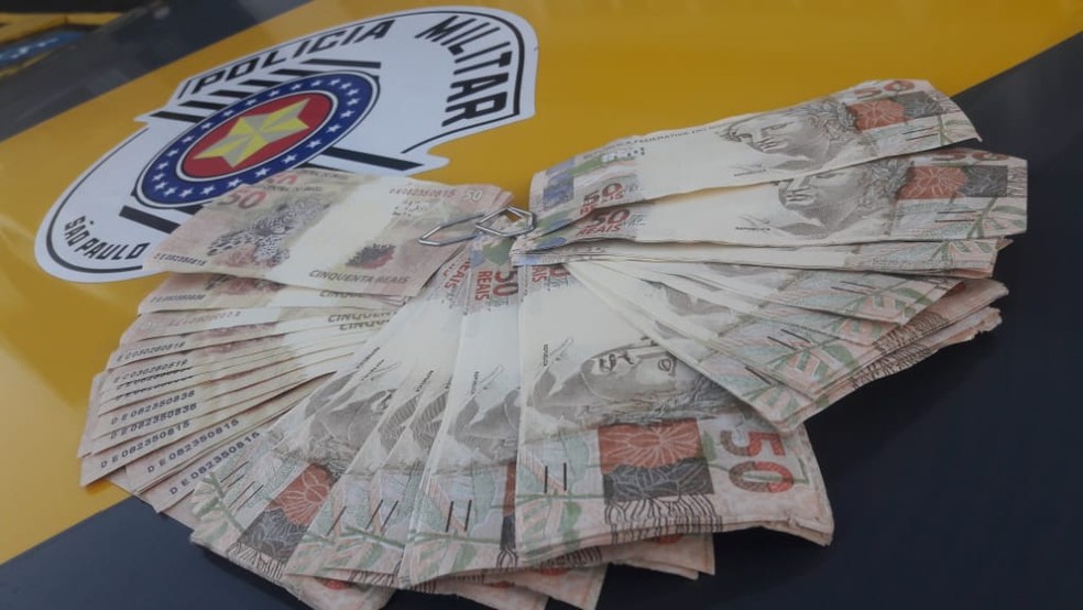 Notas falsas de R$ 50,00 foram apreendidas em Presidente Venceslau â€” Foto: PolÃ­cia Militar RodoviÃ¡ria