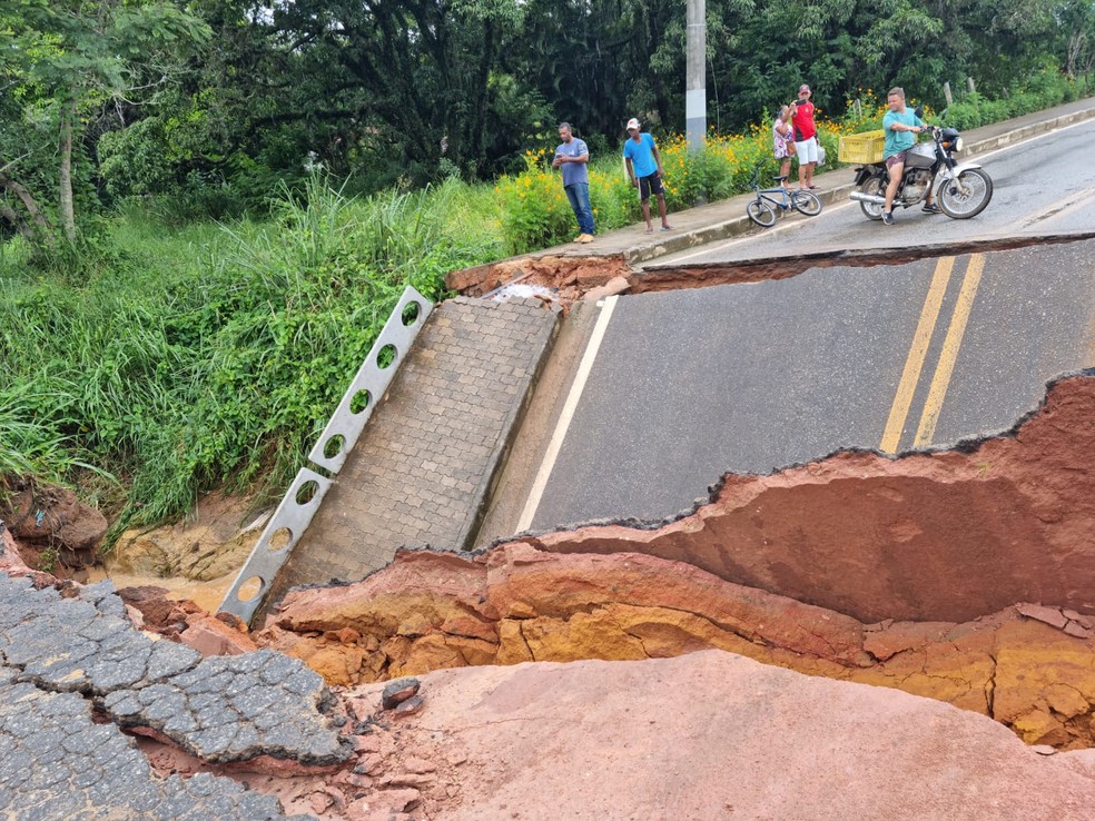 Ponte desabou em Paty do Alferes — Foto: Reprodução/Redes sociais